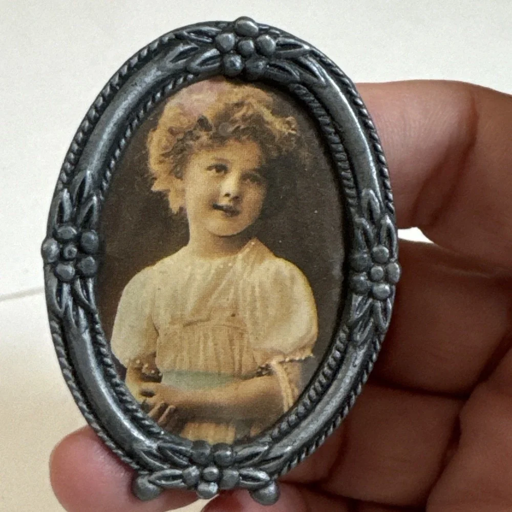 Vintage Oval Picture frame with wire easel back Made In Taiwan 1, 6/8 x 2, 2/8